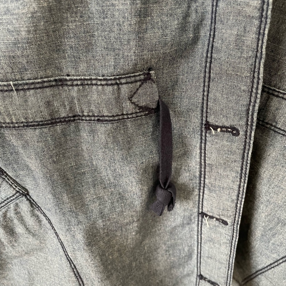 Eddie Bauer Chambray car coat with drawstrings and metal buttons - Picture 5 of 5